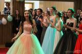 20170210235315_IMG_8275: Foto: Studenti oktávy čáslavského gymnázia se na maturitním plese vrátili do devadesátek