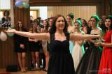 20170210235316_IMG_8288: Foto: Studenti oktávy čáslavského gymnázia se na maturitním plese vrátili do devadesátek