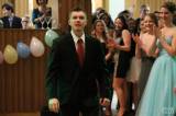 20170210235317_IMG_8308: Foto: Studenti oktávy čáslavského gymnázia se na maturitním plese vrátili do devadesátek