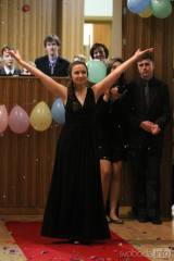 20170210235321_IMG_8385: Foto: Studenti oktávy čáslavského gymnázia se na maturitním plese vrátili do devadesátek
