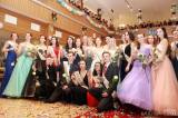 20170210235324_IMG_8443: Foto: Studenti oktávy čáslavského gymnázia se na maturitním plese vrátili do devadesátek