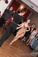 20170216075811_005: Foto: Na maturitním plese kolínské Šťáralky nechyběla ani barmanská show