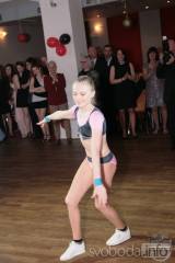 20170216075824_126: Foto: Na maturitním plese kolínské Šťáralky nechyběla ani barmanská show