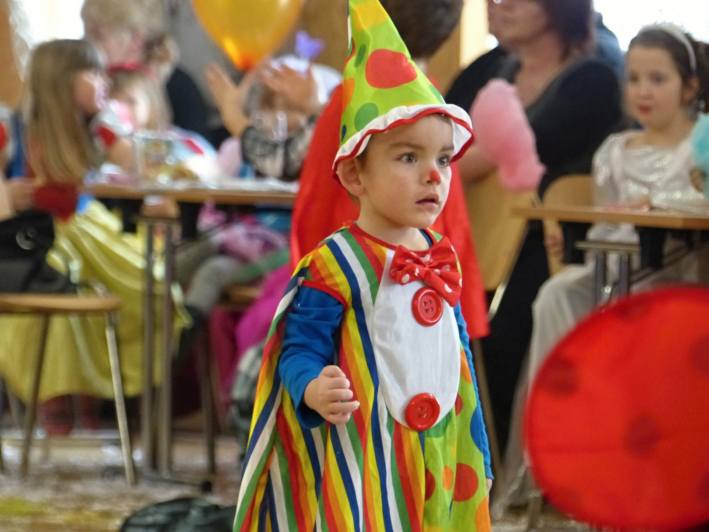 Foto: Tradiční dětský karneval přilákal do Suchdola desítky masek