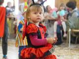 20170220144534_P1010777: Foto: Tradiční dětský karneval přilákal do Suchdola desítky masek