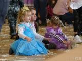 20170220144535_P1010818: Foto: Tradiční dětský karneval přilákal do Suchdola desítky masek