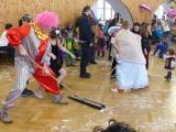 20170220144538_P1010976: Foto: Tradiční dětský karneval přilákal do Suchdola desítky masek