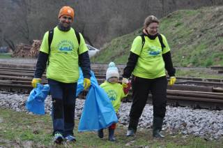 Foto: Dobrovolníci vyrazili čistit řeku Sázavu