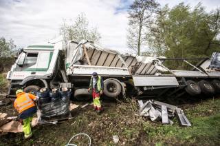 Foto: Dopravu mezi Novou Vsí I a Pňovem komplikuje nehoda kamionu, tvoří se kolony