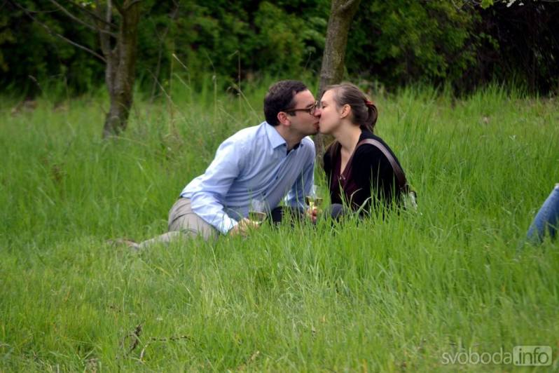 První květnový den se společně políbí v třešňovém sadu pod rozhlednou