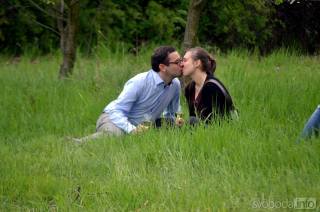 První květnový den se společně políbí v třešňovém sadu pod rozhlednou
