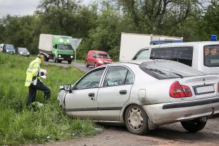 Nehoda Mitsubischi a Mercedesu si pod Kaňkem vyžádala lehké zranění