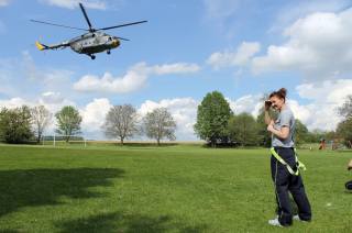 Foto: Za přihlížení desítek diváků přistál na miskovickém fotbalovém hřišti bojový vrtulník MI 17!