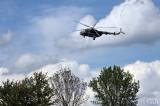 20170513163911_IMG_5973: Foto: Za přihlížení desítek diváků přistál na miskovickém fotbalovém hřišti bojový vrtulník MI 17!