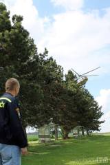 20170513163911_IMG_5977: Foto: Za přihlížení desítek diváků přistál na miskovickém fotbalovém hřišti bojový vrtulník MI 17!