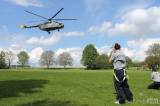 20170513163912_IMG_5989: Foto: Za přihlížení desítek diváků přistál na miskovickém fotbalovém hřišti bojový vrtulník MI 17!