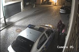Skejťák kradl antény z policejních aut, poznáte ho?