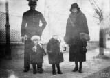 20170605130432_moravec212: 1925-26, park v Plzni, Vlasta a František Moravcovi s dcerami Hanou (vpravo) a Tatianou (vlevo) - Manželka generála Františka Moravce Vlasta Moravcová zemřela před třinácti lety