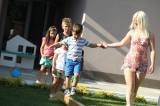ah1b3789: Foto: Dětem v česko-anglické školičce horko nevadí, věnují se i józe