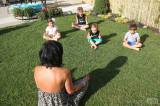 ah1b3810: Foto: Dětem v česko-anglické školičce horko nevadí, věnují se i józe