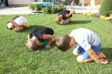 ah1b3817: Foto: Dětem v česko-anglické školičce horko nevadí, věnují se i józe