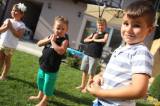 ah1b3818: Foto: Dětem v česko-anglické školičce horko nevadí, věnují se i józe