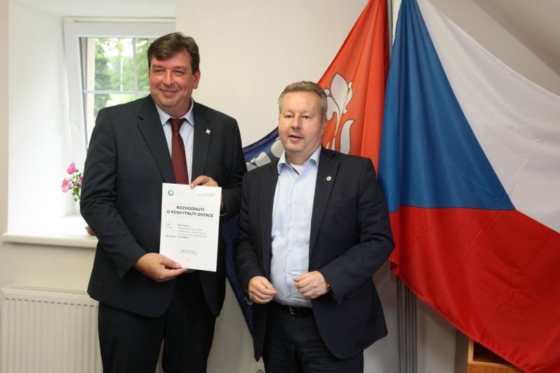 První místopředseda vlády přivezl do Starkoče finanční podporu domácích čističek