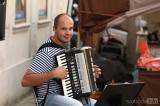 5g6h5193: Foto: Teplý večer a akordeonista Michal Karban vytáhli Kutnohoráky do Šultysovy ulice