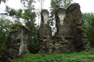 Hrad se zachovalým podzemím a studní najdete v Chlumu u Zbýšova
