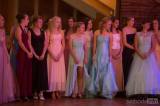 20171007084818_x-4399: Foto: Dívky oblékly dlouhé šaty na první kolínskou prodlouženou