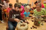 20171024222449_5G6H0543: Foto: Podzimní tvoření si ve škole v Bečvárech užili společně s rodiči a veřejností