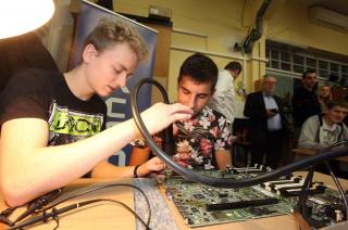 Studenti kutnohorské průmyslovky si mohou lépe vyzkoušet konkrétní nástroje z praxe