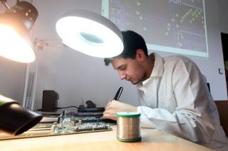 Díky daru od Foxconnu mohla na škole řemesel vzniknout nová laboratoř pro mikroelektroniku