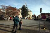20171123112432_5G6H0841: Foto, video: Palackého náměstí v Kutné Hoře ozdobil stříbrný smrk z Čelakovského ulice