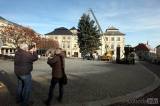 20171123112432_5G6H0842: Foto, video: Palackého náměstí v Kutné Hoře ozdobil stříbrný smrk z Čelakovského ulice