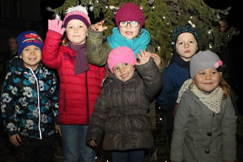 Foto: V Žehušicích o víkendu rozsvítili vánoční stromeček