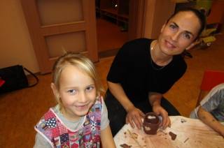Foto: Na společném keramickém tvoření spolupracovali rodiče s dětmi