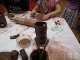 20171129203254_IMG_1017: Foto: Na společném keramickém tvoření spolupracovali rodiče s dětmi