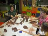 20171129203255_IMG_1046: Foto: Na společném keramickém tvoření spolupracovali rodiče s dětmi