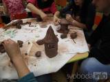 20171129203255_IMG_1048: Foto: Na společném keramickém tvoření spolupracovali rodiče s dětmi