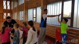 20171130172108_10: Děti na kolínské Trojce si užily tělocvik s baskeťáky