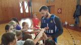 20171130172108_3: Děti na kolínské Trojce si užily tělocvik s baskeťáky