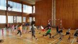 20171130172108_6: Děti na kolínské Trojce si užily tělocvik s baskeťáky