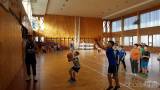 20171130172108_7: Děti na kolínské Trojce si užily tělocvik s baskeťáky