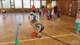 20171130172108_8: Děti na kolínské Trojce si užily tělocvik s baskeťáky