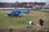 20171206113023_x-0358: Foto: Těžce zraněného muže musel po pádu z lešení do nemocnice dopravit vrtulník