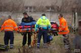 20171206113024_x-0365: Foto: Těžce zraněného muže musel po pádu z lešení do nemocnice dopravit vrtulník
