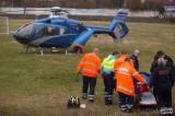 20171206113024_x-0368: Foto: Těžce zraněného muže musel po pádu z lešení do nemocnice dopravit vrtulník