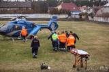 20171206113024_x-0375: Foto: Těžce zraněného muže musel po pádu z lešení do nemocnice dopravit vrtulník