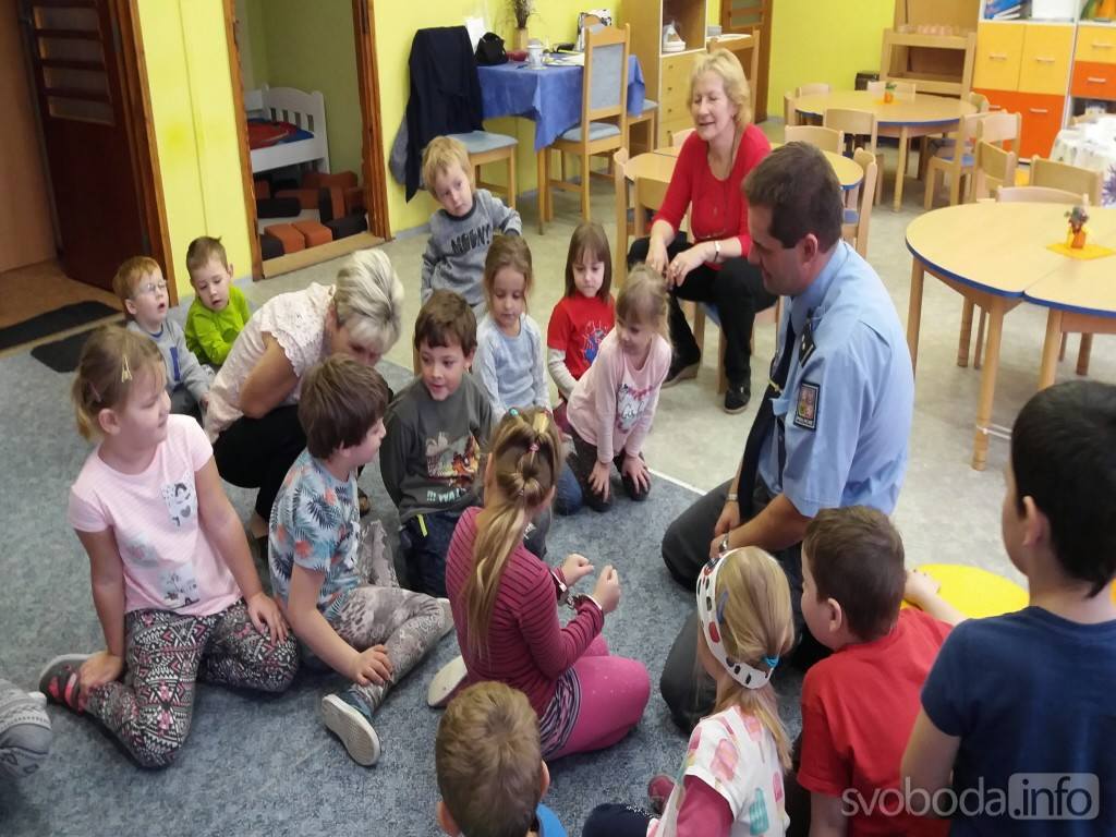 Policisté besedovali s dětmi ze školky v Červených Janovicích